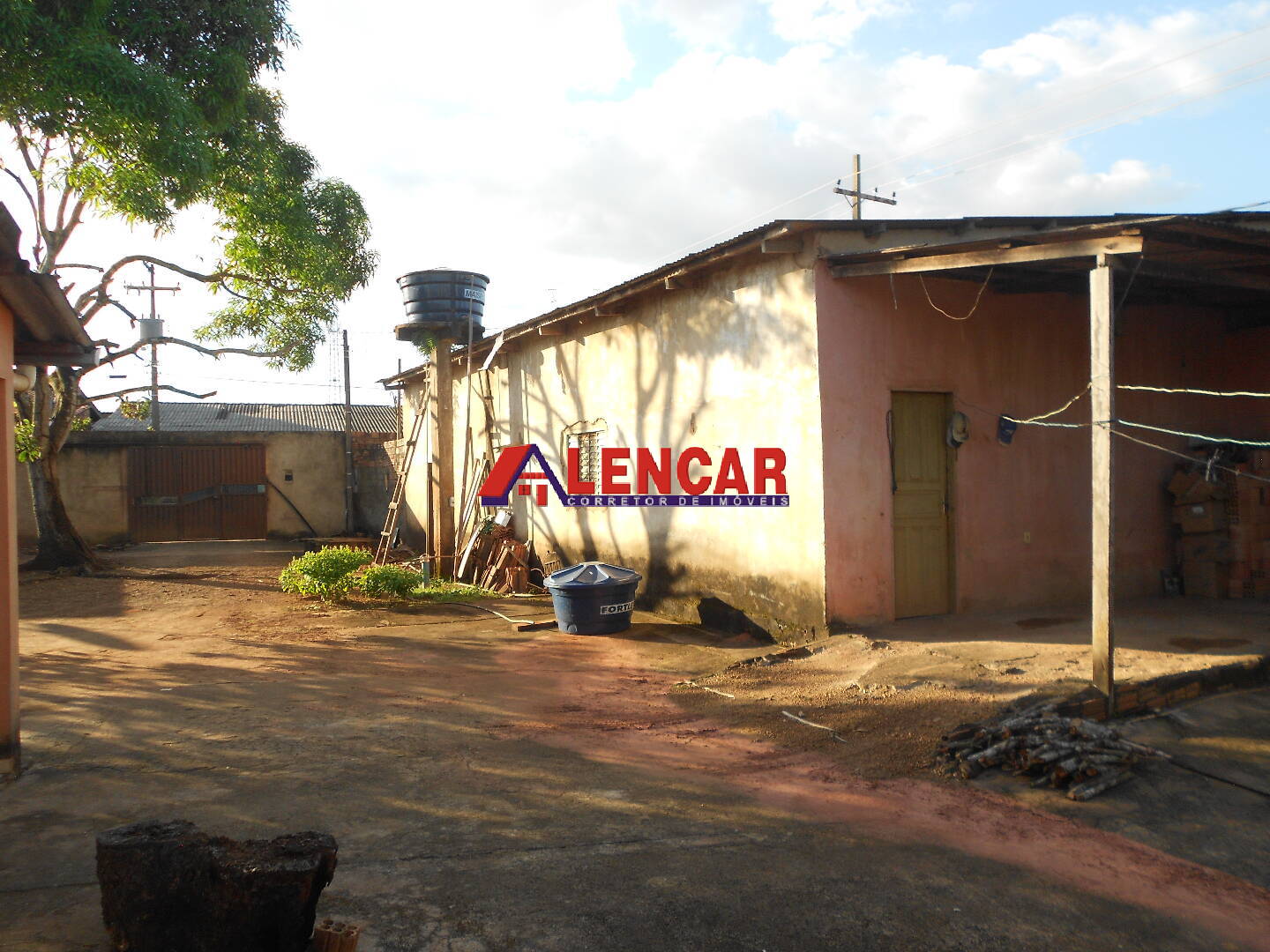 CASA 02 QUARTOS, COM AMPLO QUINTAL. 720 M².