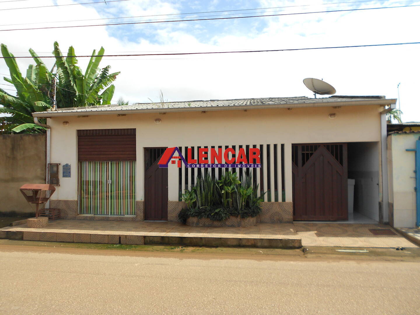 CASA TÉRREA COM 03 SUÍTES NO APONIÃ.